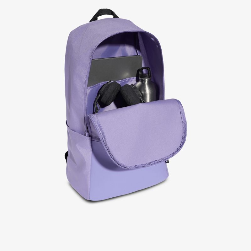 Robuster, geräumiger Rucksack in modernem Design mit großzügigem Hauptfach und Fronttasche