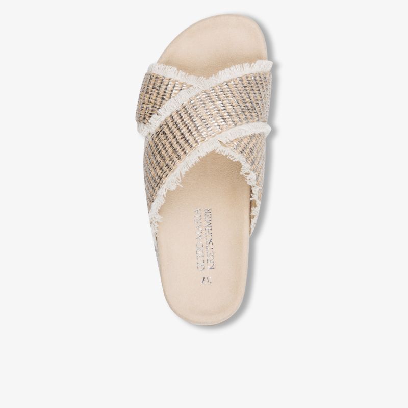 Bequeme offene Sandale mit geflochtenem Obermaterial und weicher Sohle in hellem Beige, ideal für lockeren Alltagsstil