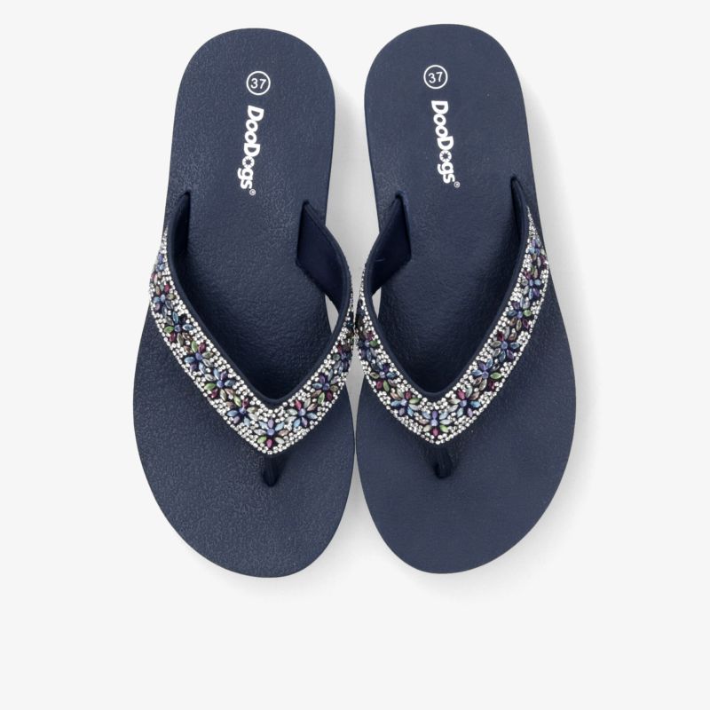 Blaues Flipflop-Paar mit glitzernden Riemen, bequem und rutschfest, ideal für sommerlichen Tragekomfort