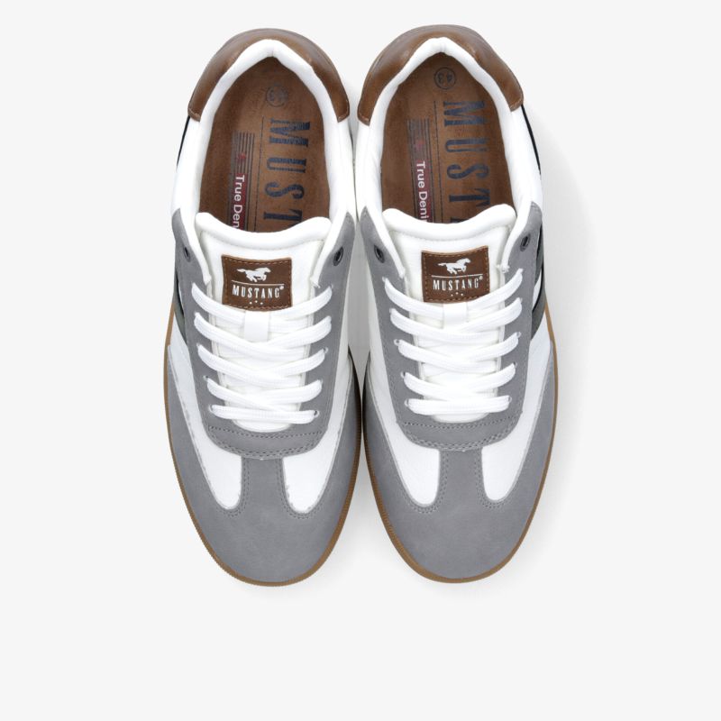 Beeindruckendes Paar grauer und weißer Sneaker mit modernem Design und gepolstertem Schaft in Draufsicht