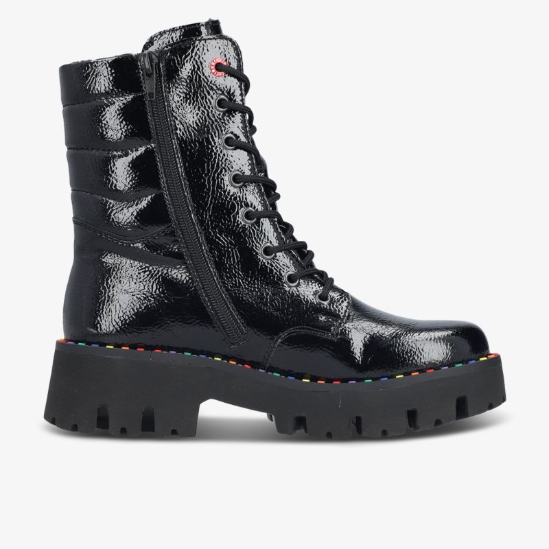 Schwarzer Lackleder-Stiefel mit grober Profilsohle, seitlichem Reißverschluss und robuster Schnürung