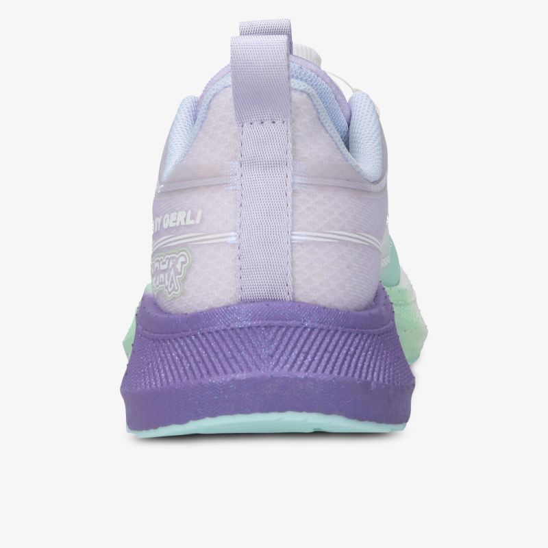 Rückansicht eines modernen Sportschuhs mit gepolstertem Schuhkragen und rutschfester Sohle in Pastellfarben