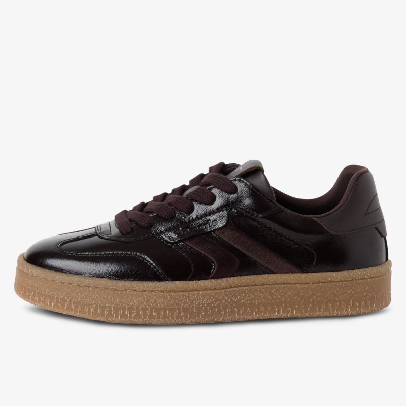 Schwarzer Sneaker mit glänzendem Obermaterial und brauner Profilsohle, sportlich und modisch gestalteter Freizeitschuh