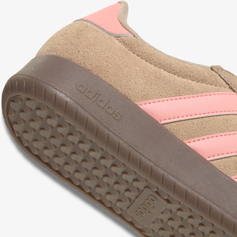 Brauner Adidas Schuh aus Wildleder mit rosa Streifen und rutschfester Sohle für sportlichen Komfort