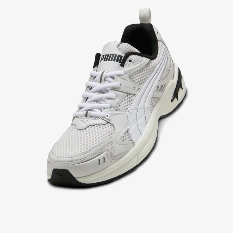 Moderner weißer Sneaker mit atmungsaktivem Mesh, bequemer Passform und robuster Sohle in schräger Frontansicht