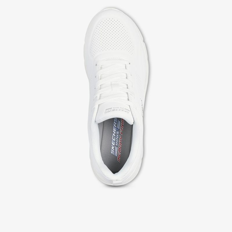 Obere Draufsicht auf weißen Sport-Sneaker mit atmungsaktivem Material und Schnürsenkeln