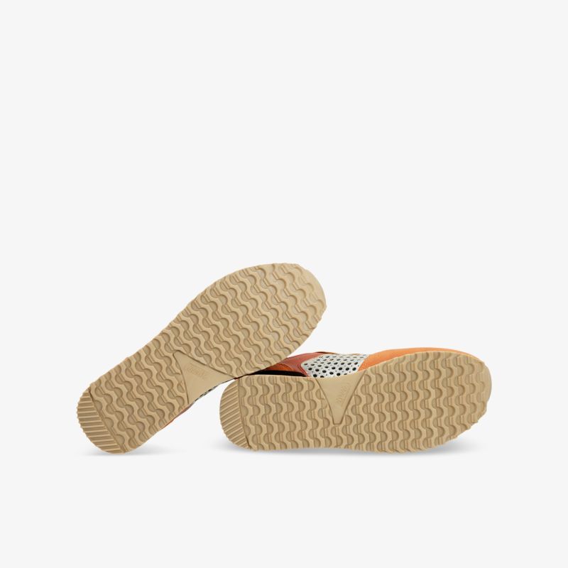 Robuste flexible Sohlen mit rutschfestem Profil, komfortabel und langlebig, zeigt zwei Schuhe von unten