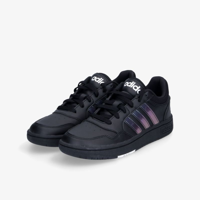 Schwarze Sneaker mit modischen seitlichen Streifen, robust und bequem für vielseitigen Einsatz