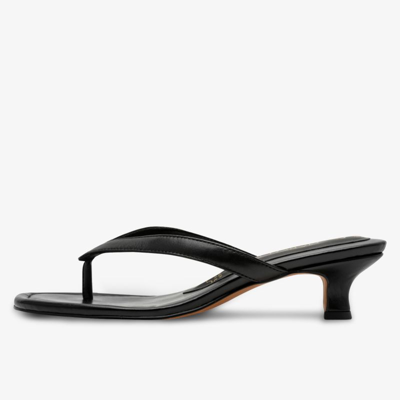 Elegante schwarze Sandale mit kleinem Kitten-Heel und Zehensteg, minimalistisch und glänzend