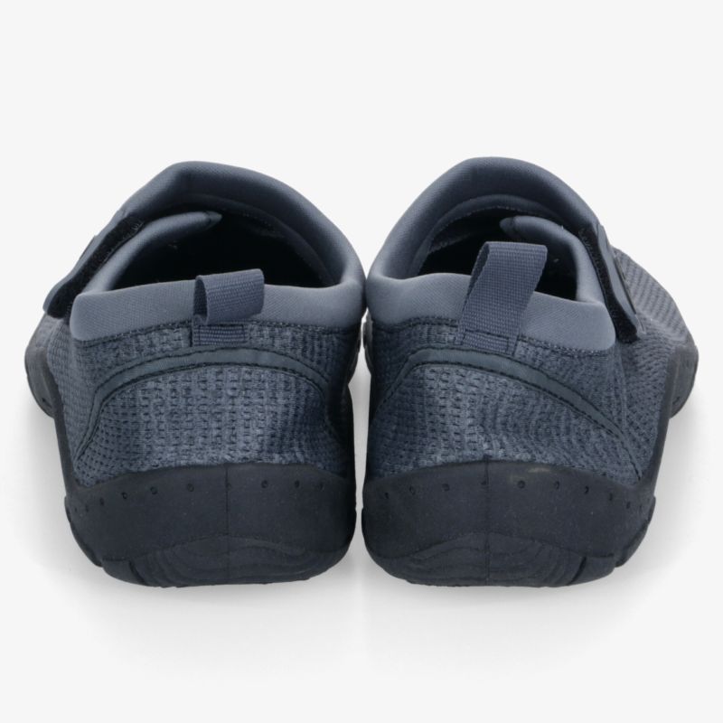 Robuste Schuhe mit rutschfester Sohle und angenehmem Tragekomfort, modernes Design von hinten sichtbar