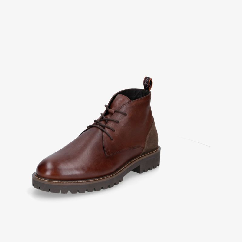 Eleganter brauner Lederstiefel mit robustem Profil und schnürbarem Verschluss in schräger Vorderansicht