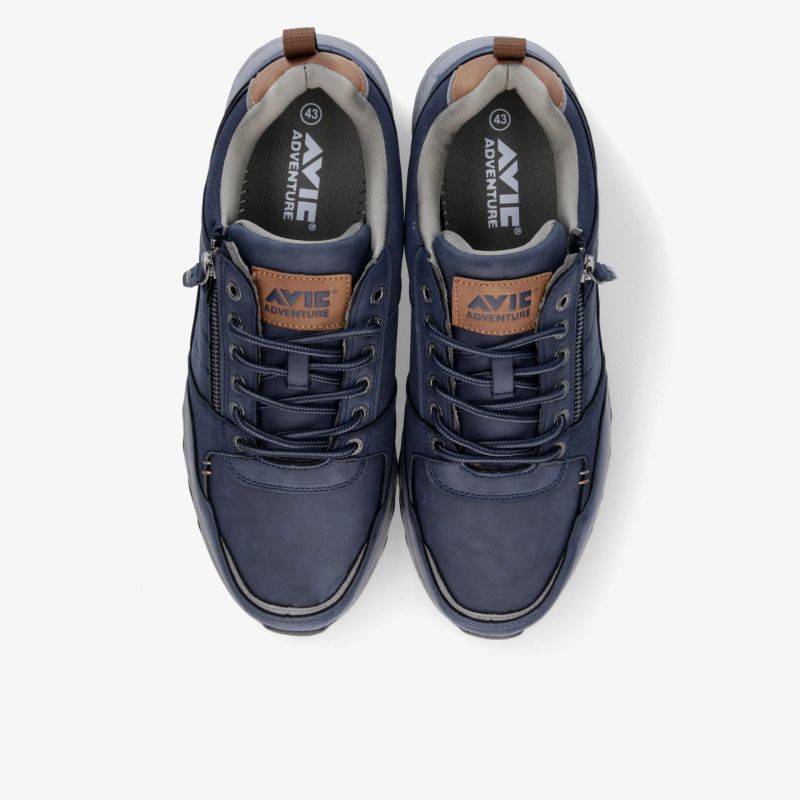 Bequeme blaue Sportschuhe als Paar von oben mit Schnürsenkeln und modernem Design