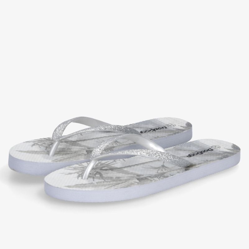 Leichte, bequeme silberne Flipflops mit rutschfester Sohle und glänzendem Design ideal für den Sommer