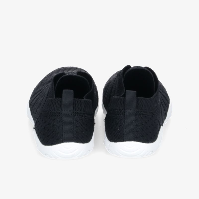 Schwarze leichte Schuhe mit atmungsaktivem Material und rutschfester weißer Sohle, Rückansicht als Paar