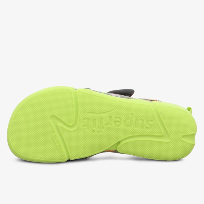 Grüne flexible Sohle eines Sportschuhs mit rutschfestem Profil und robustem Material