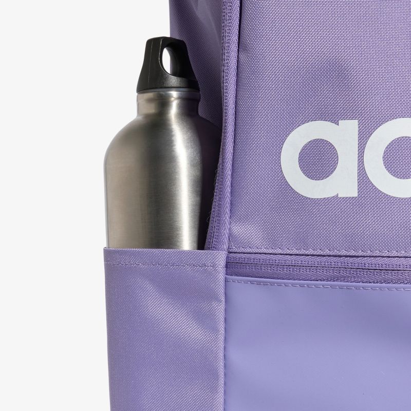 Flaschenhalter aus robustem Material an einer lila Rucksacktasche mit Reißverschluss