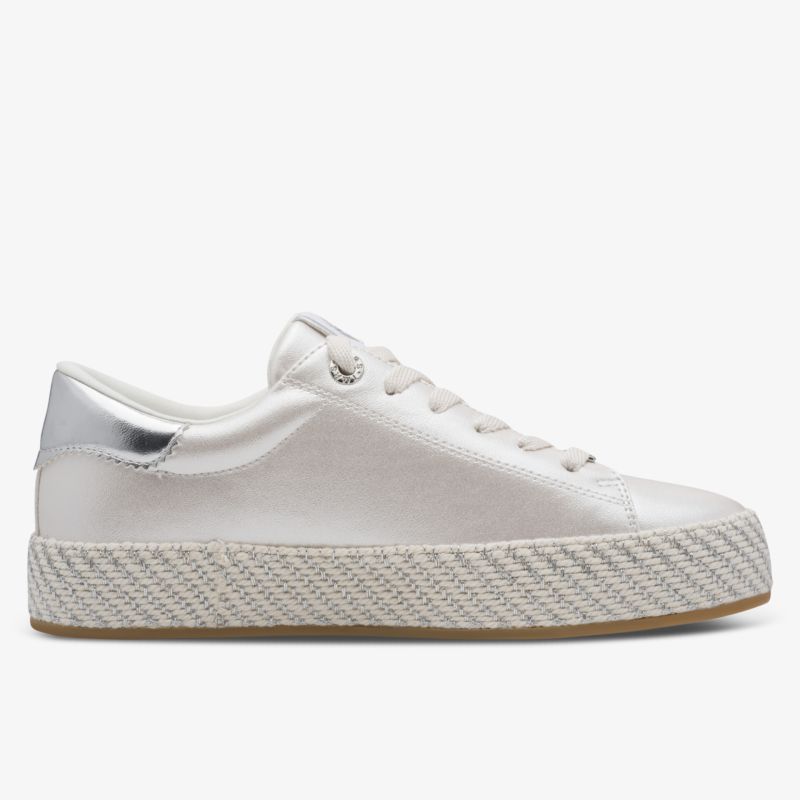 Weiße Sneakers mit silbernen Details und robuster Sohle aus seitlicher Perspektive