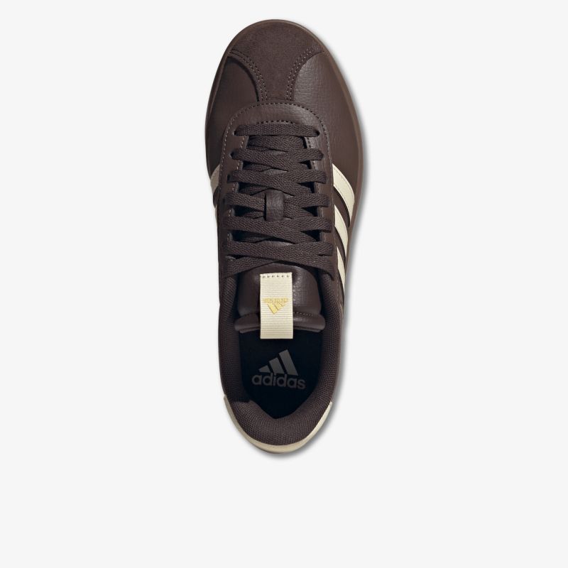 Brauner Sneaker in klassischer Linie mit weißem Streifen und bequemer Schnürung, Draufsicht