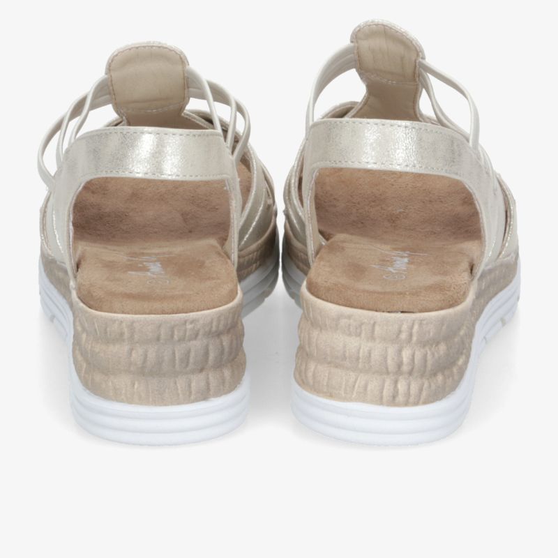 Bequeme Sandalen mit gepolsterter Innensohle und verstellbarem Fersenriemen in neutralem Farbton, leichter Absatz