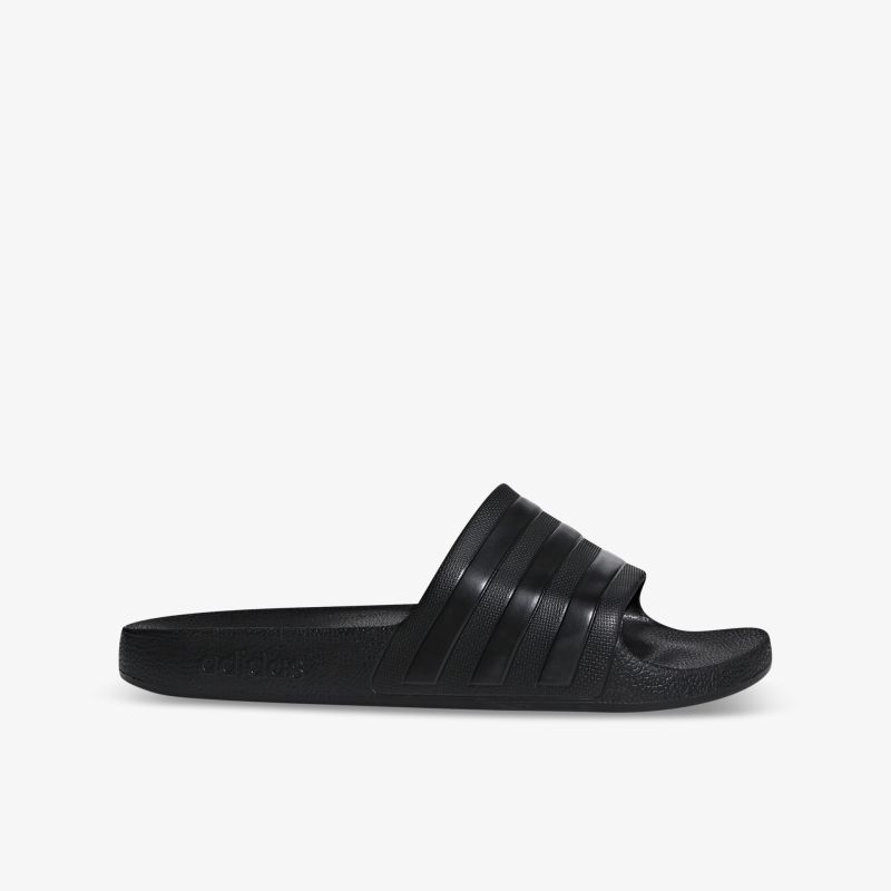 Schwarze Slide-Sandale mit offenem Zehenbereich, ergonomisch geformt für optimalen Tragekomfort