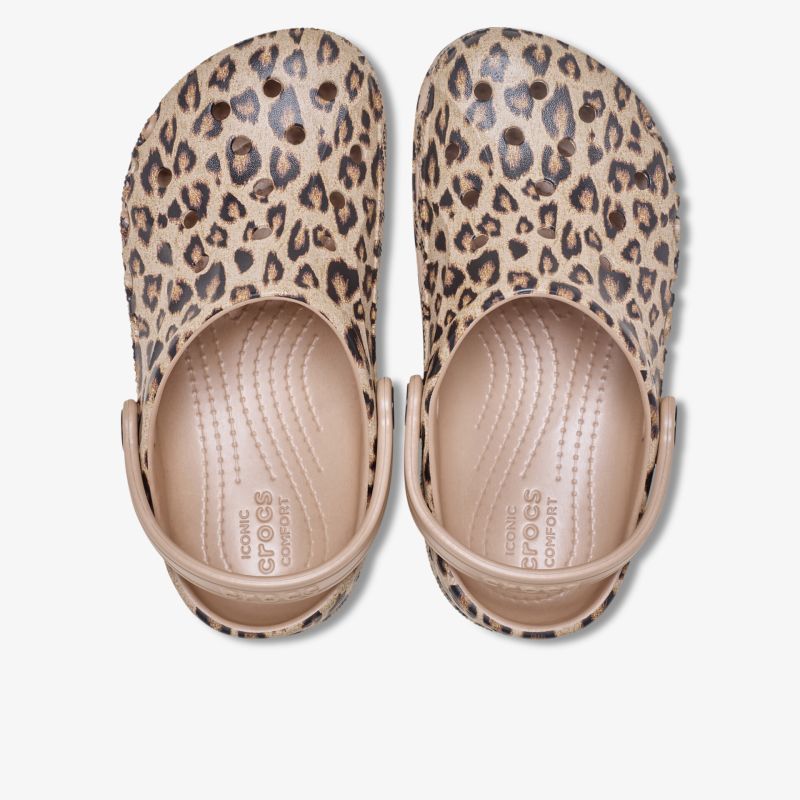 Stilvolle Clogs mit animalischem Muster und hohem Tragekomfort, ideal für Freizeit und Alltag.