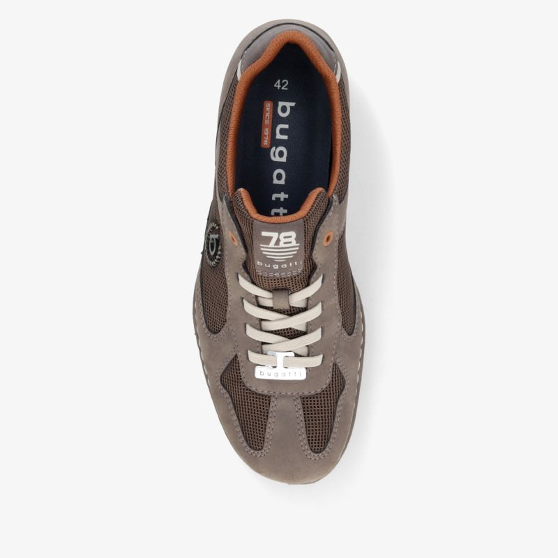 Bequemer Sneaker mit moderner Schnürung, atmungsaktivem Material und flexibler Sohle in Draufsicht