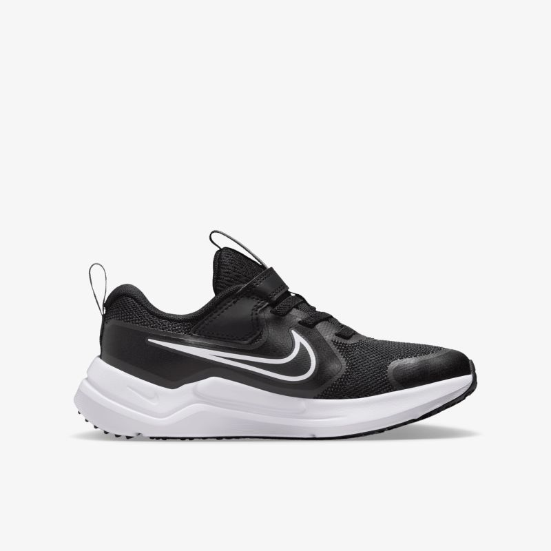 Moderner, atmungsaktiver schwarzer Sportschuh mit weißer Sohle und Nike Logo in klarer Seitenansicht