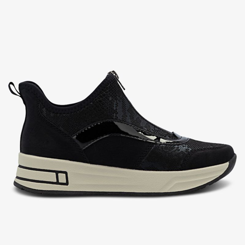 Seitenansicht eines bequemen Sneakers mit moderner Optik und eleganter Linienführung auf weißem Hintergrund