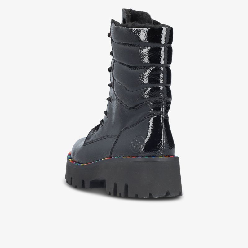 Robuster schwarzer Stiefel in seitlicher Ansicht mit dick profilierter Sohle und glattem Material