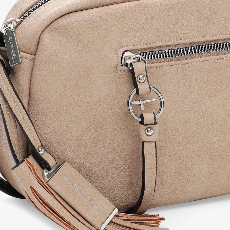 Detailaufnahme einer beigen Tasche mit hochwertigem Material, elegantem Reißverschluss und dekorativer Quaste