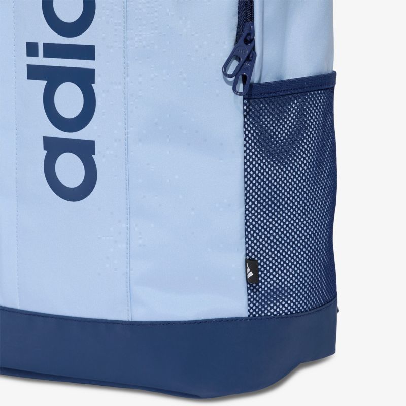 Detailaufnahme eines robusten Rucksacks mit Reißverschluss und seitlicher Netzfach in Blau