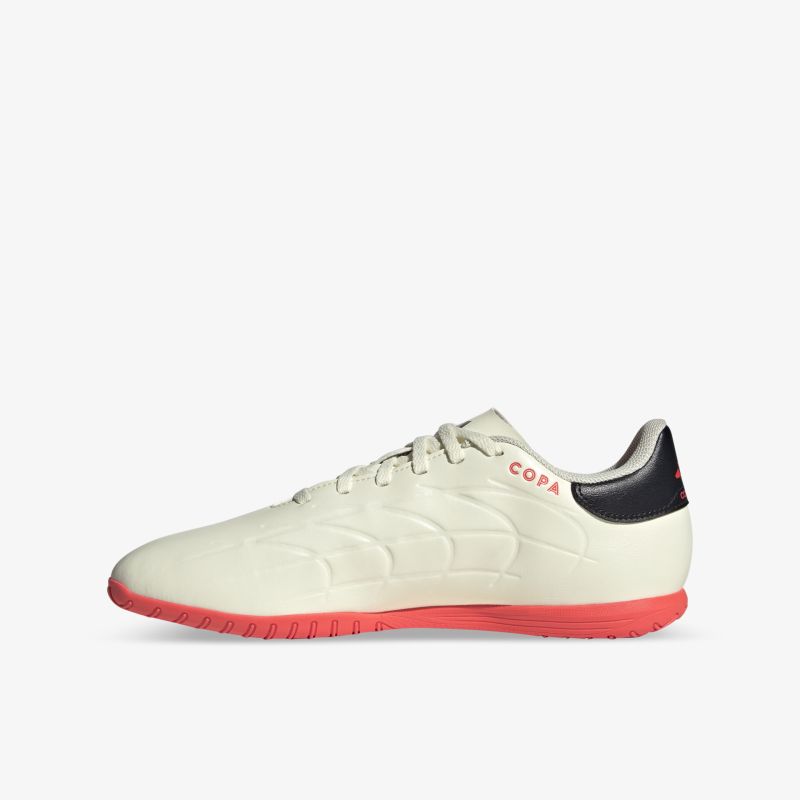 Seitliche Ansicht eines leichten und bequemen sportlichen Sneakers mit rutschfester Sohle und modernem Design