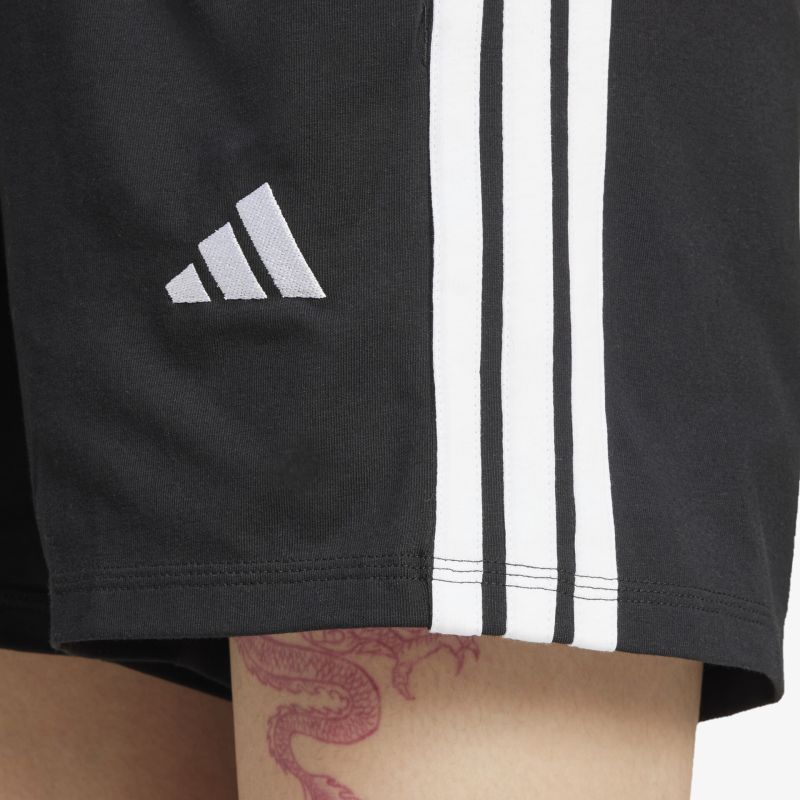 Detailansicht schwarze Adidas Shorts mit drei weißen Streifen aus hochwertigem Material