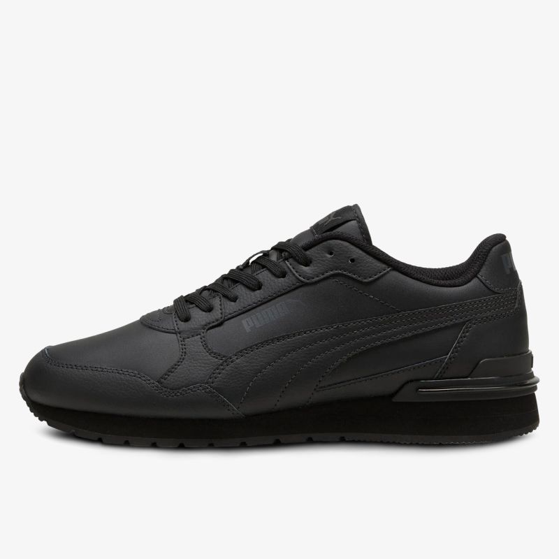 Seitliche Ansicht eines klassischen schwarzen Sneakers aus hochwertigem Material, bequem und sportlich