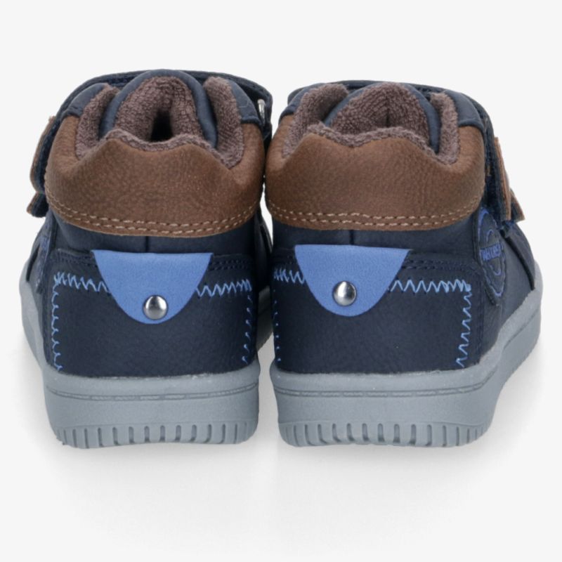 Robuste Segelschuhe in Blau und Braun mit gepolstertem Schaftrand und stabiler Schnalle, Rückansicht