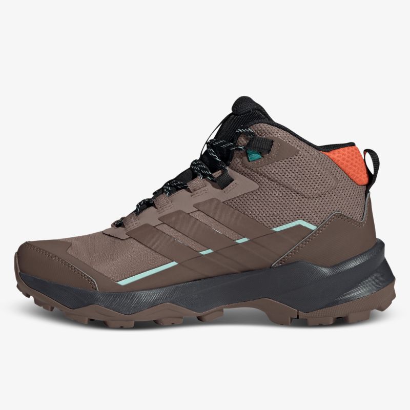 Robuster brauner Trekking-Schuh mit wasserabweisendem Material und rutschfester Sohle für sicheres Wandern