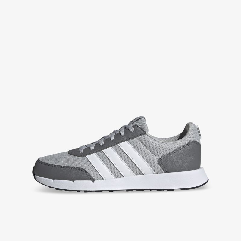Seitliche Ansicht eines grauen Sneakers mit weißer Sohle und markanten weißen Streifen, leicht und bequem