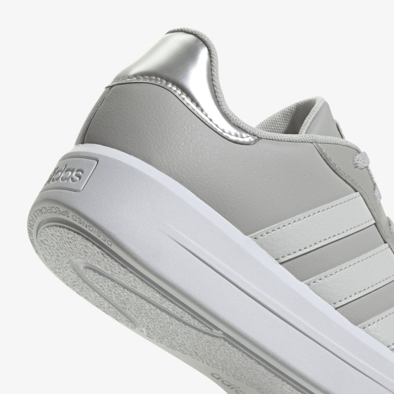 Moderner grauer Sneaker mit stilvollem Design und strapazierfähiger Sohle für optimalen Komfort.