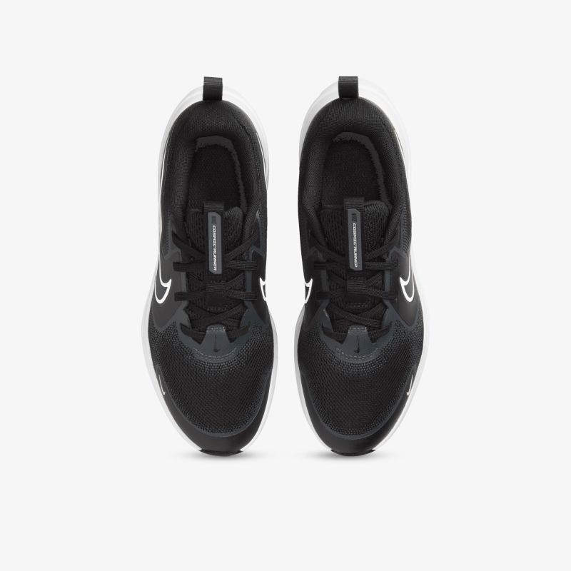 Schwarze sportliche Sneaker als Paar in Draufsicht mit gepolsterter Innensohle und rutschfester Sohle