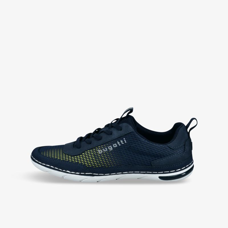 Leichter, atmungsaktiver blauer Sportschuh mit flexiblem Material und rutschfester Sohle, seitliche Ansicht