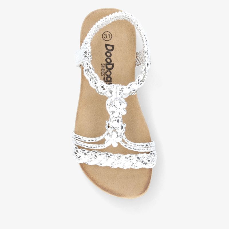 Weiße Sandale mit geflochtenen Bändern und bequemer Passform, elegant und offen für den Sommer