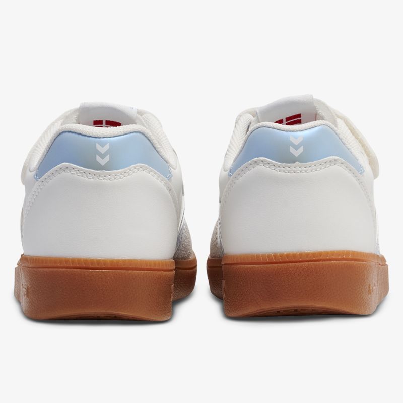 Moderner weißer Sneaker mit brauner Gummisohle, gepolstertem Fersenbereich für Komfort