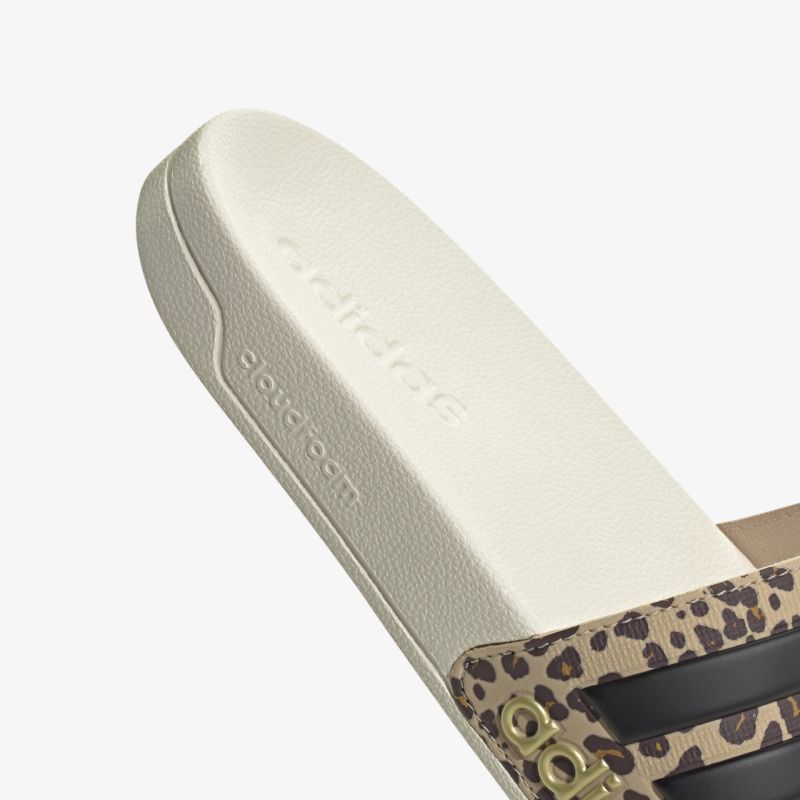 Detailaufnahme einer bequemen, leichtgewichtigen Schuhsohle mit modischem Leopardenmuster und Logo