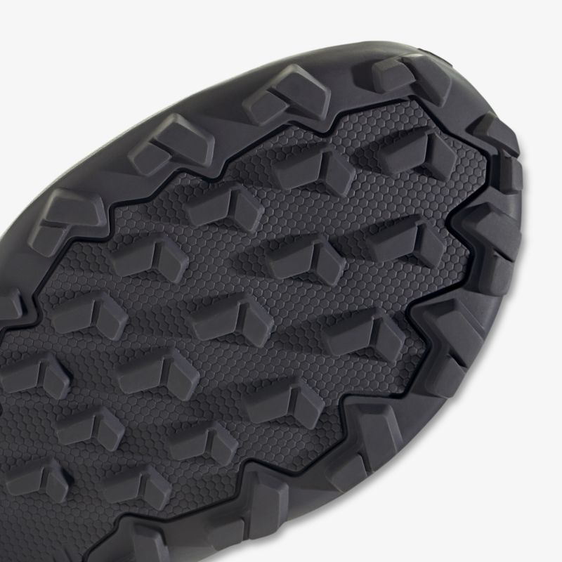 Detailaufnahme der robust profilierten Sohle für optimalen Grip und langlebige Nutzung