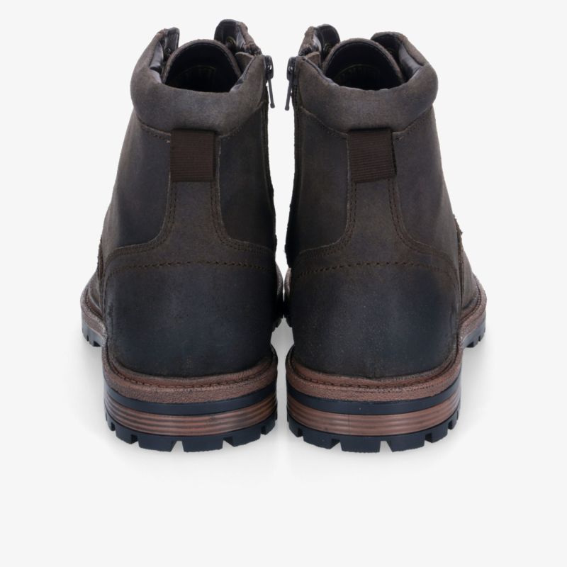 Robuste braune Lederstiefel mit gepolstertem Schaft und rutschfester Sohle, Rückansicht zeigt stabile Verarbeitung