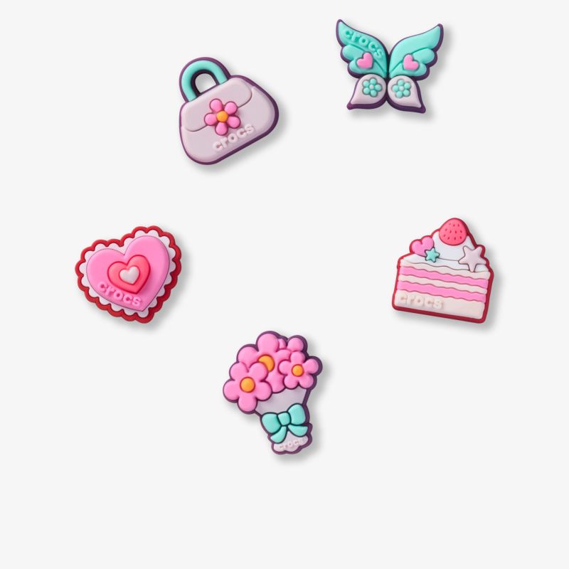 Buntes niedliches Dekorationsset mit Herzen, Schmetterlingen, Blumen und Kuchen für kreative Bastelprojekte