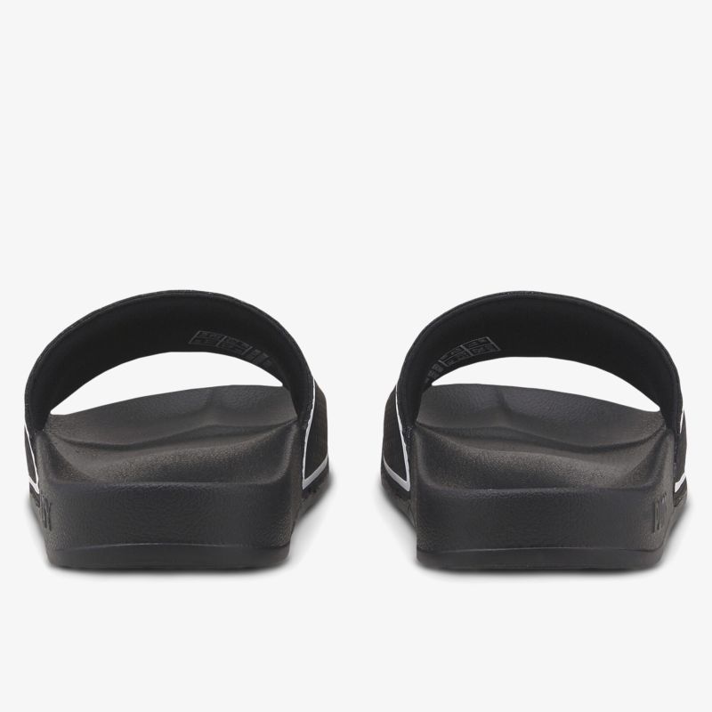 Rückansicht von zwei schwarzen Sandalen mit ergonomischem Fußbett und rutschfester Sohle