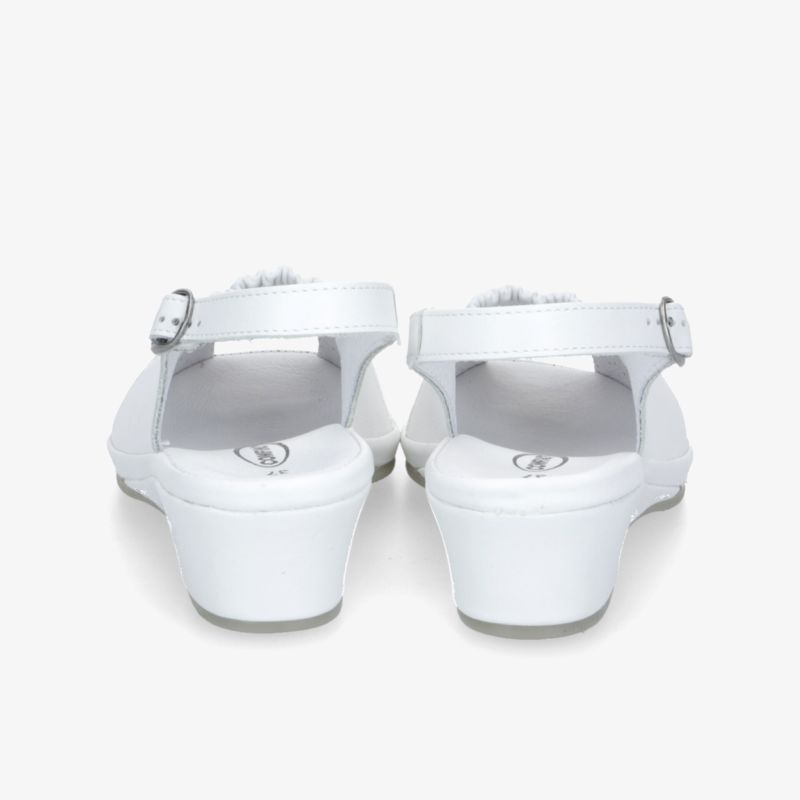 Weiße Sandalen mit verstellbarem Riemen und mittelhohem Absatz, Rückansicht zeigt bequemes Fußbett und elegante Schnalle