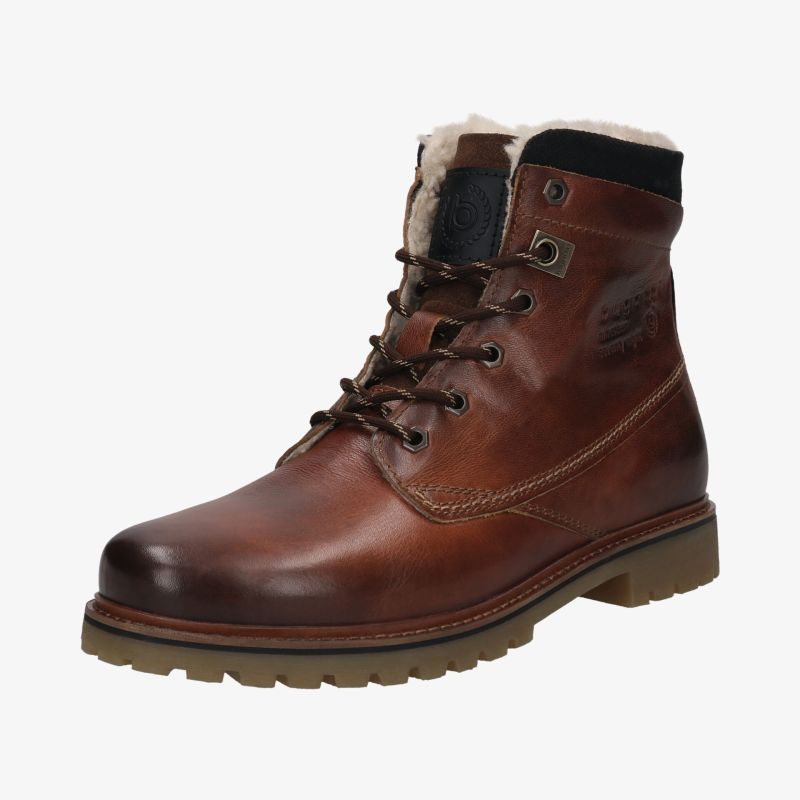 Brauner Lederstiefel mit robuster Profilsohle und wärmendem Innenfutter in schräger Vorderansicht