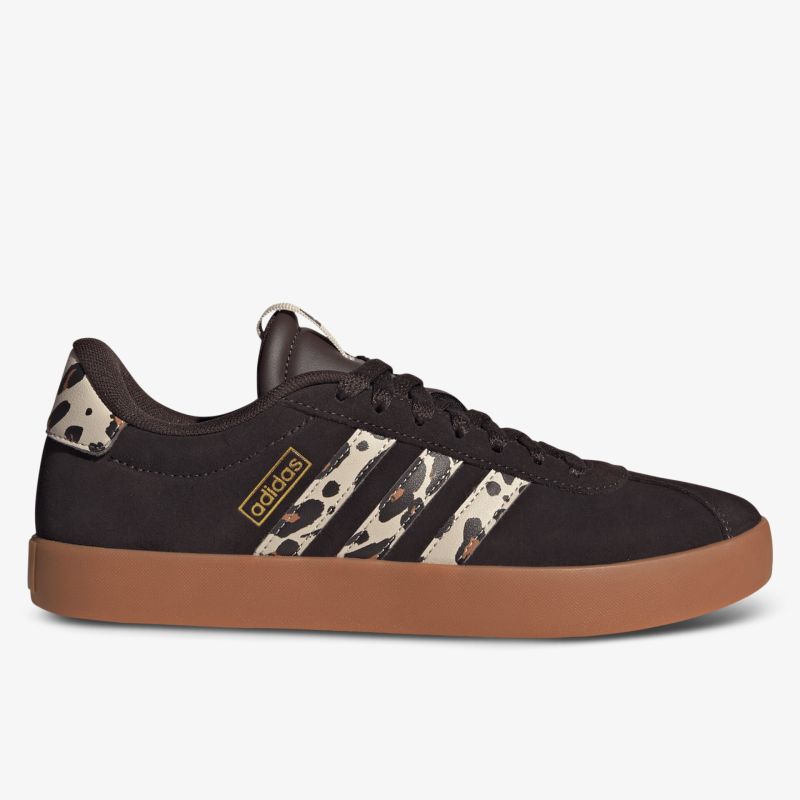 Stylischer Sneaker mit kontrastreichen Streifen und robuster Gummisohle für hohen Tragekomfort und zeitloses Design